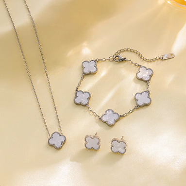 JQ004 | Conjunto en acero inoxidable tréboles de 4 hojas y esmaltado blanco
