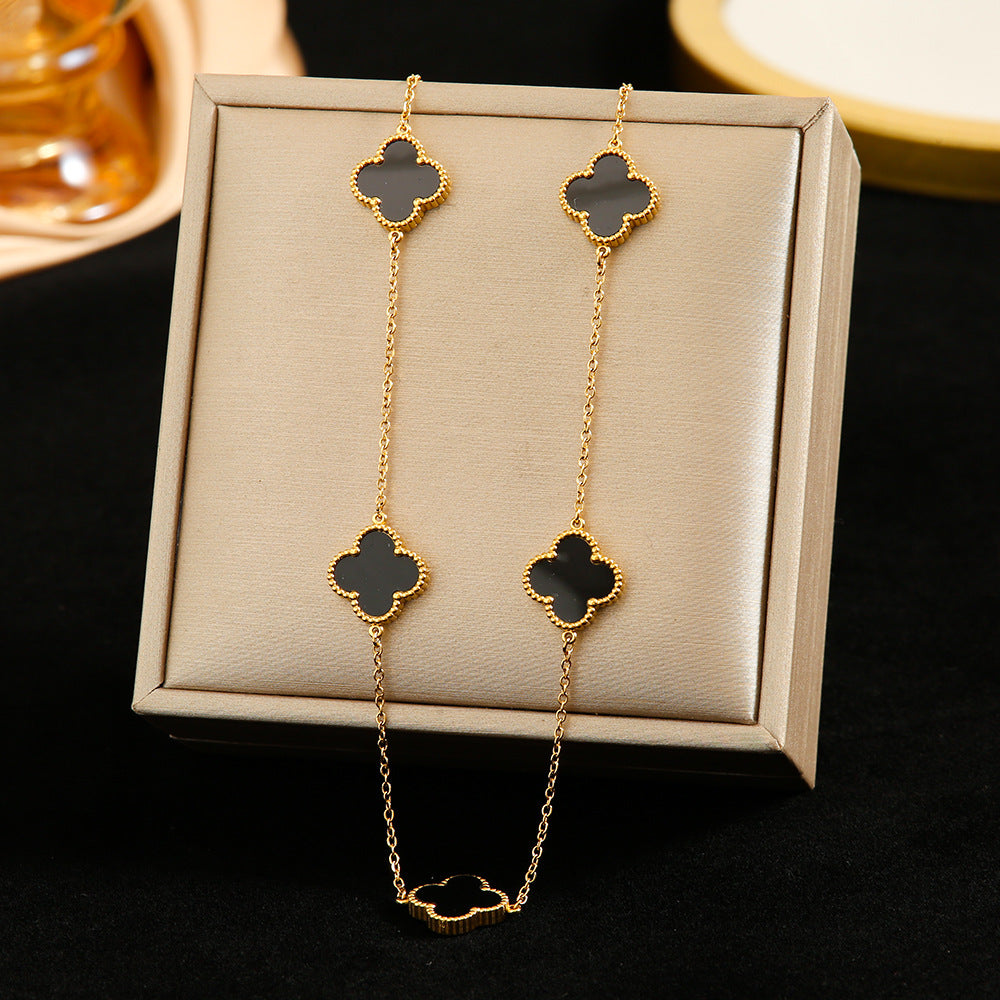 CD017 | Cadena con dijes tréboles de cuatro hojas en acero dorado y esmaltado negro