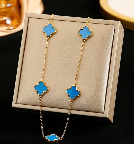 CD021 | Cadena con dijes tréboles de cuatro hojas en acero dorado y esmaltado celeste