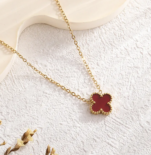 CD024 | Cadena con dije trébol de cuatro hojas en acero dorado y esmaltado rojo vino