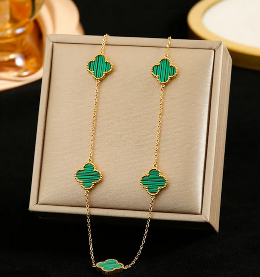 CD020 | Cadena con dijes tréboles de cuatro hojas en acero dorado y esmaltado verde