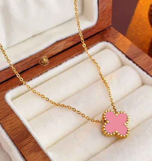 CD025 | Cadena con dije trébol de cuatro hojas en acero dorado y esmaltado rosado
