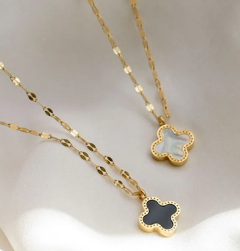 CD006 | Cadena con dije trébol cuatro hojas doble faz en acero dorado