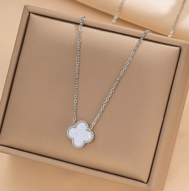 JQ004 | Conjunto en acero inoxidable tréboles de 4 hojas y esmaltado blanco