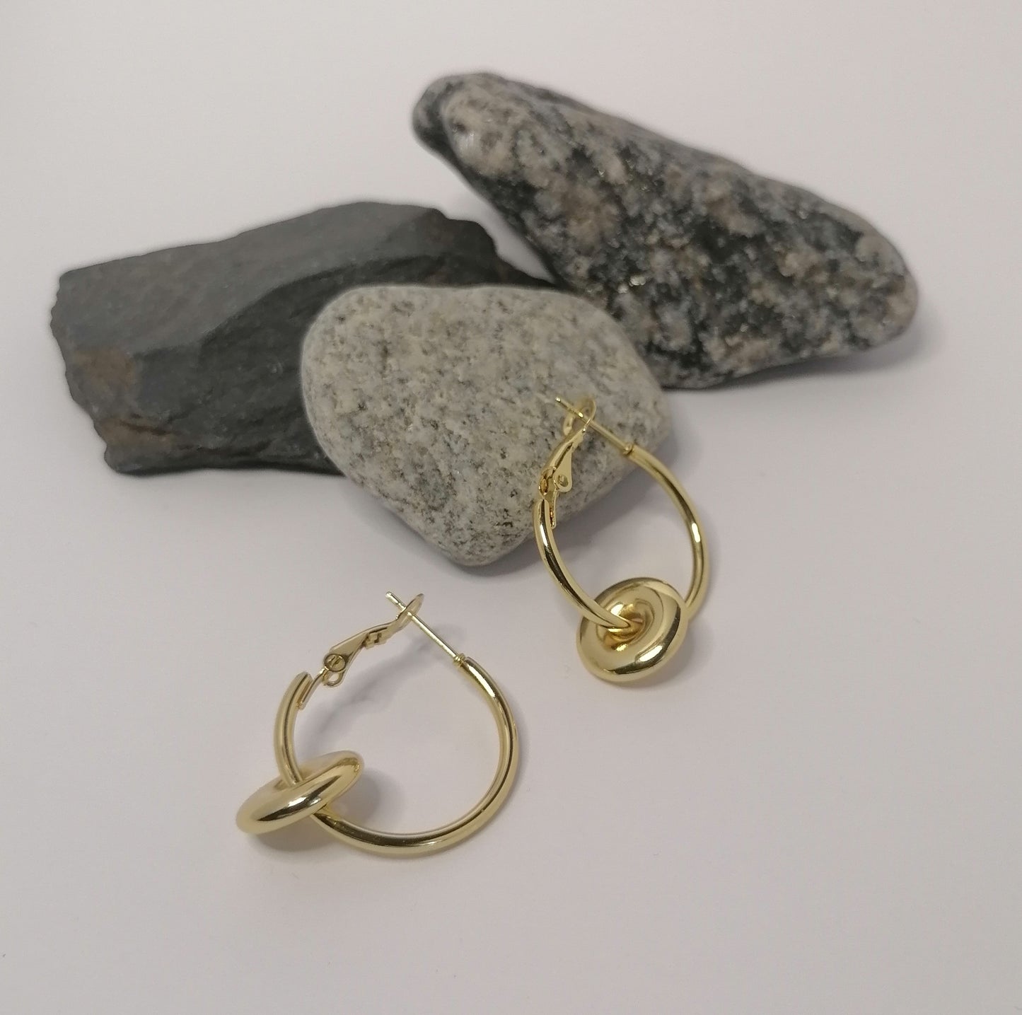 AD016 | Aros en acero dorado con círculo
