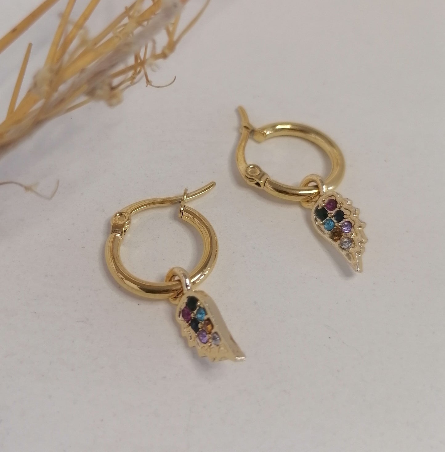 AD027 | Aros acero dorado alas con strass