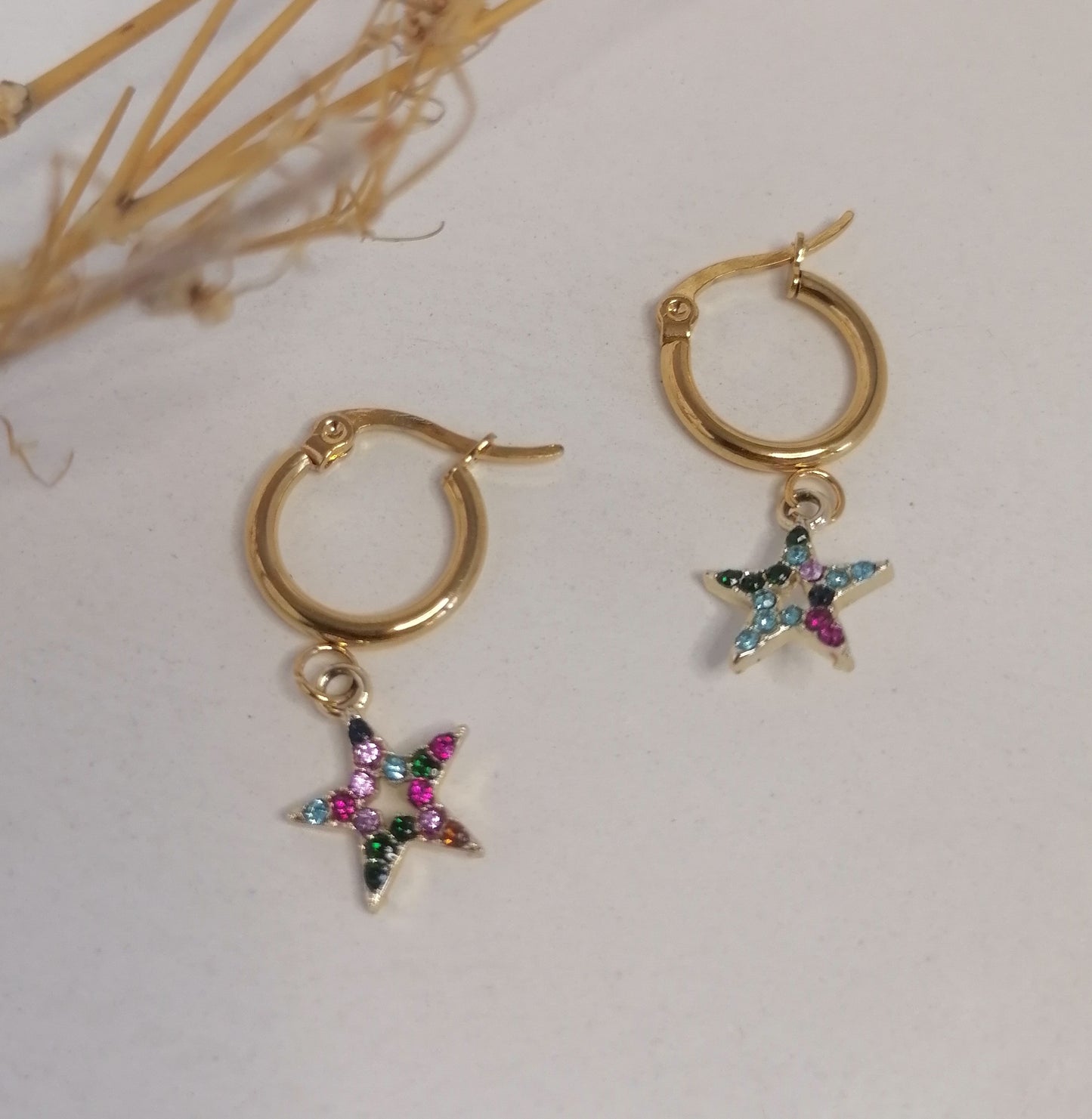 AD028 | Aros acero dorado estrellas con strass