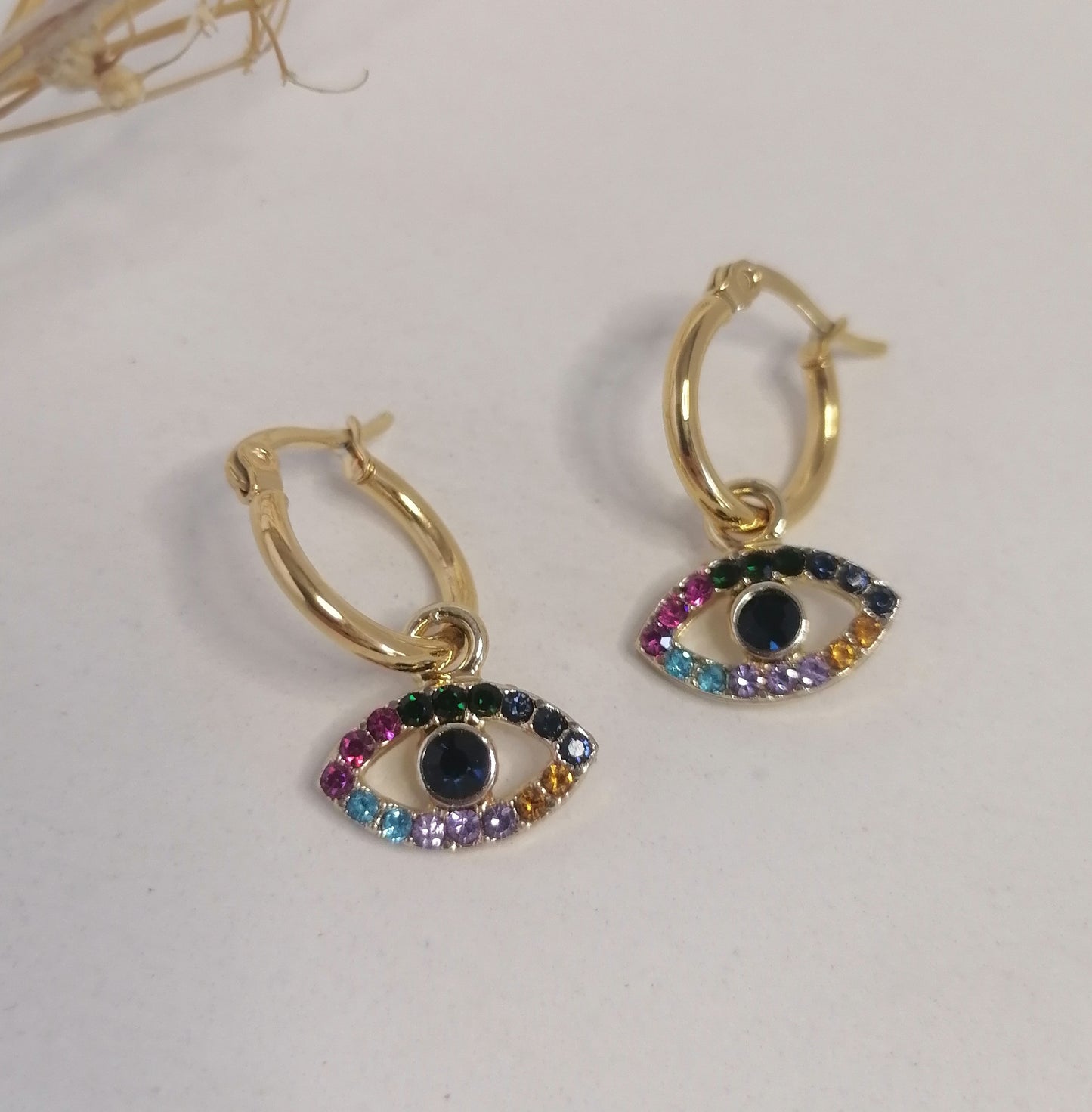 AD029 | Aros ojo protector en acero dorado con strass