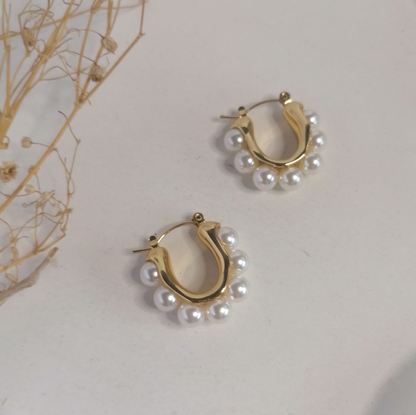 AD030 | Aros en acero dorado y perlas