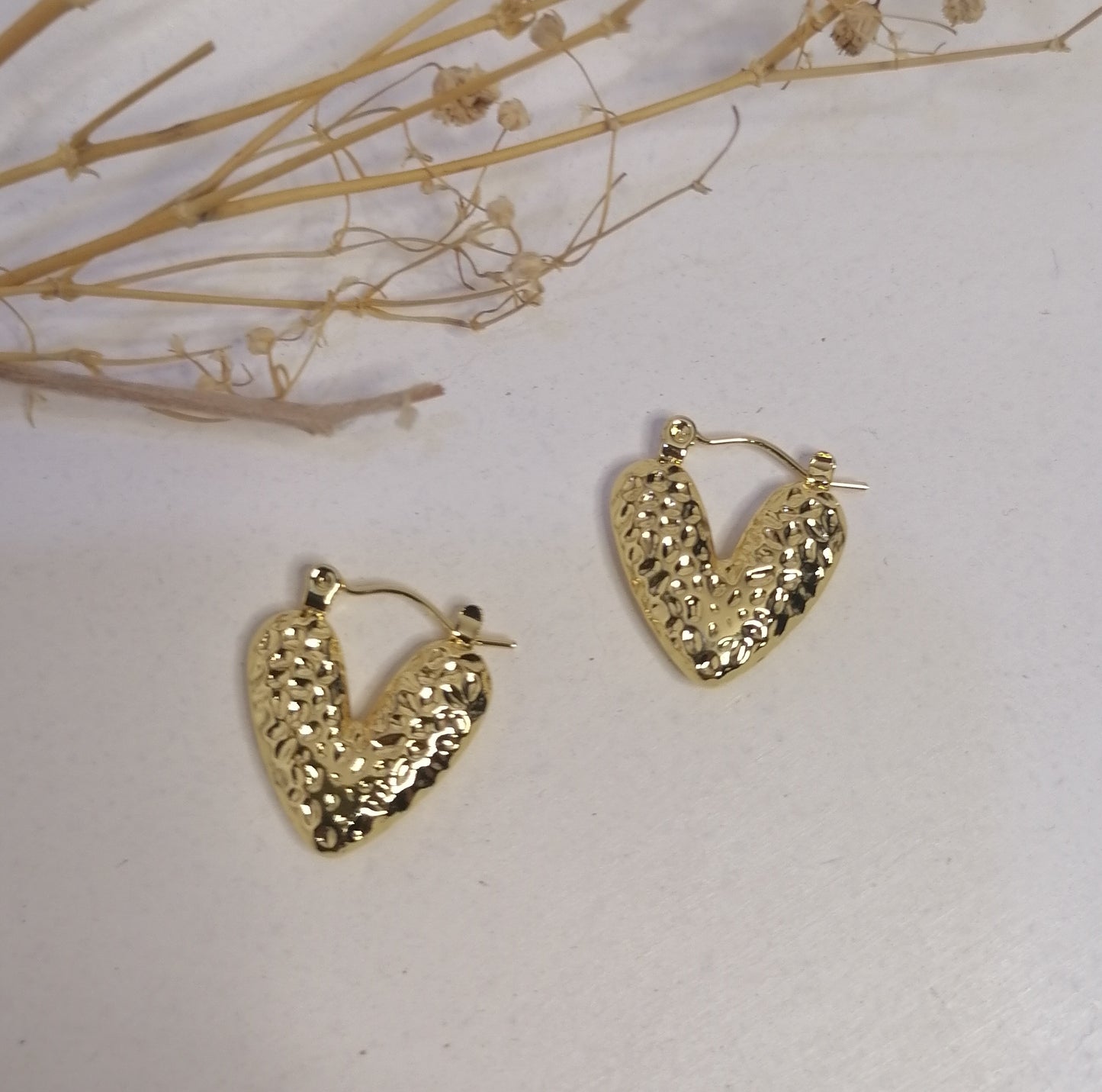 AD032 | Aros en acero dorado corazón texturado