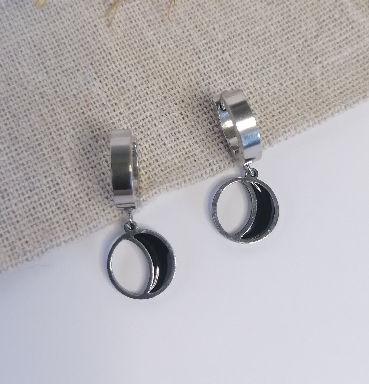 AQ025 | Aros colgante luna en acero inoxidable y esmaltado negro