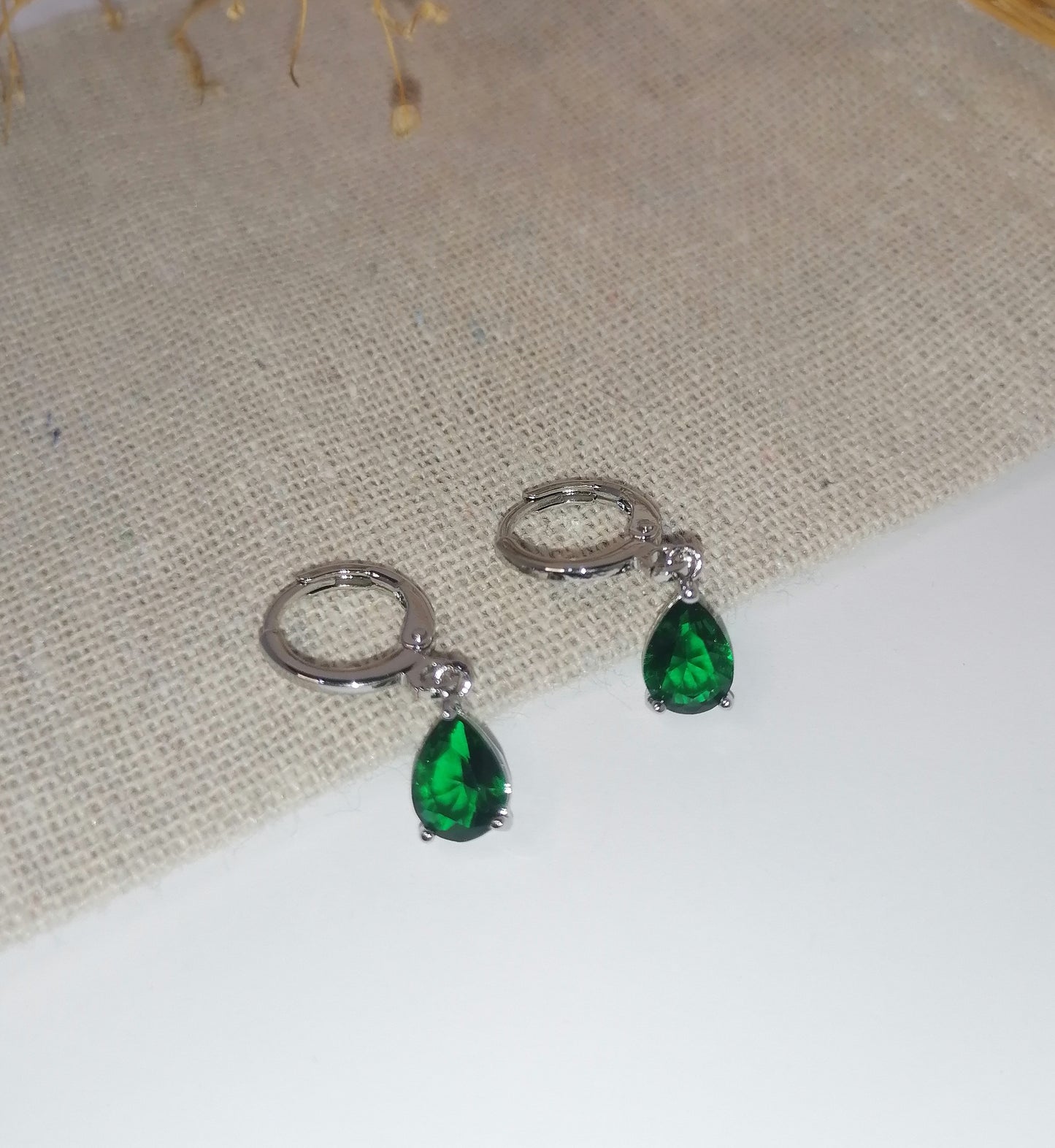 AQ028 | Aros gota en acero inoxidable con circonia