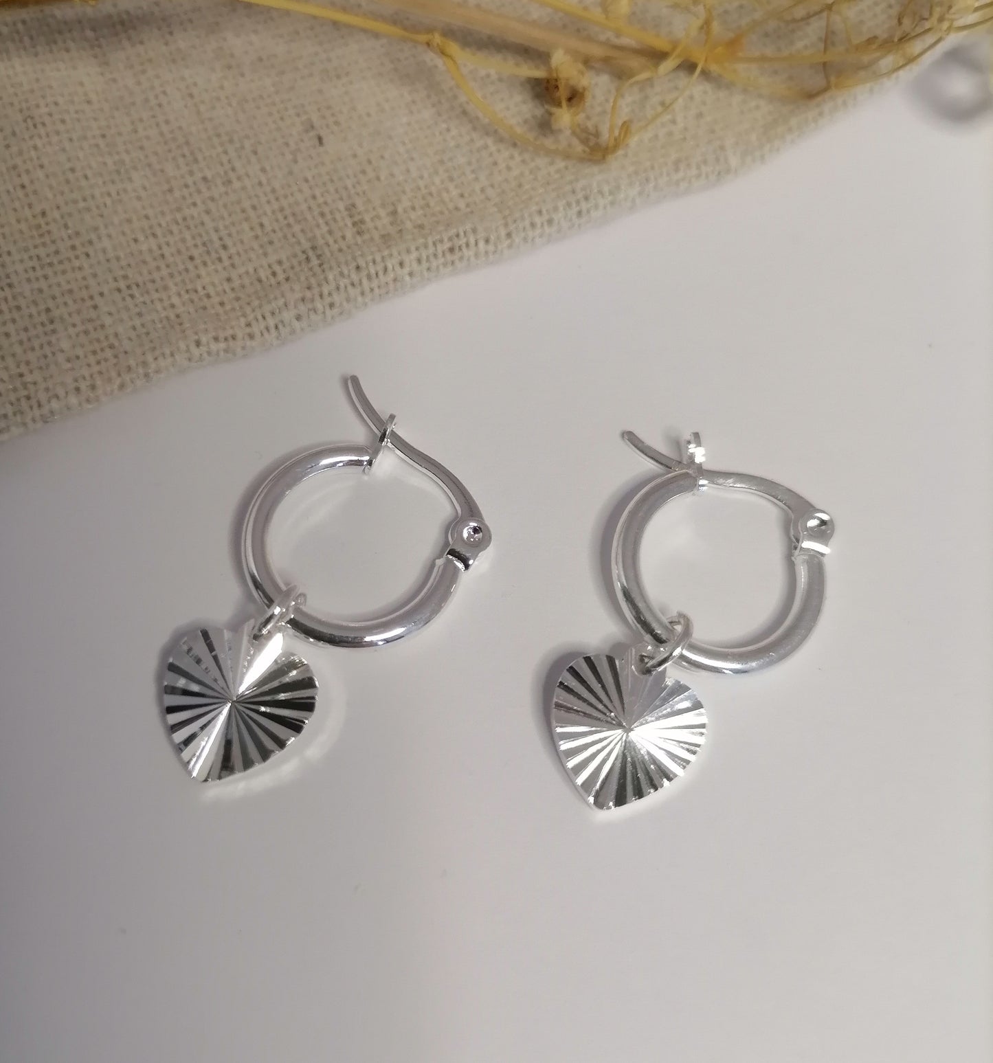 AQ030 | Aros corazón en acero blanco