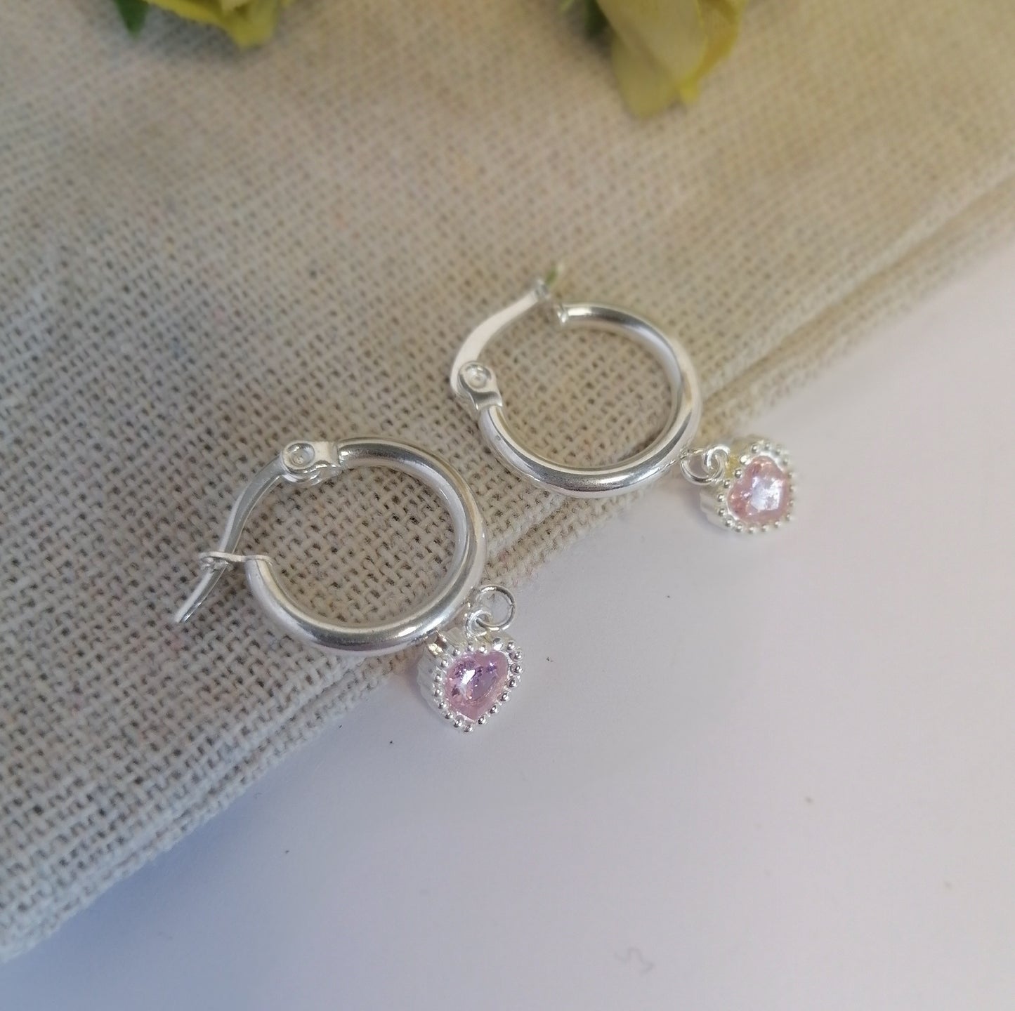 AQ034 | Aros corazón con circonia en acero blanco