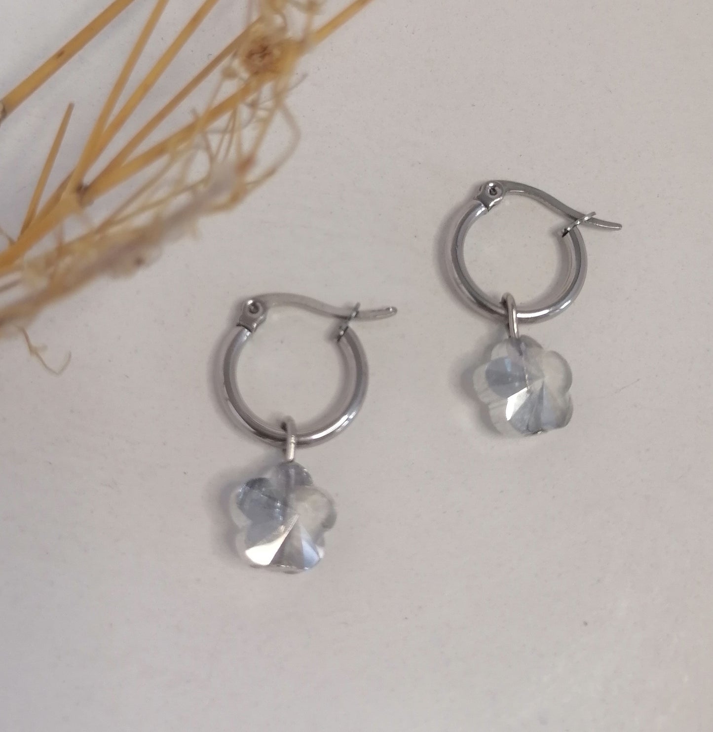 AQ046 | Aros en acero inoxidable con flor de cristal