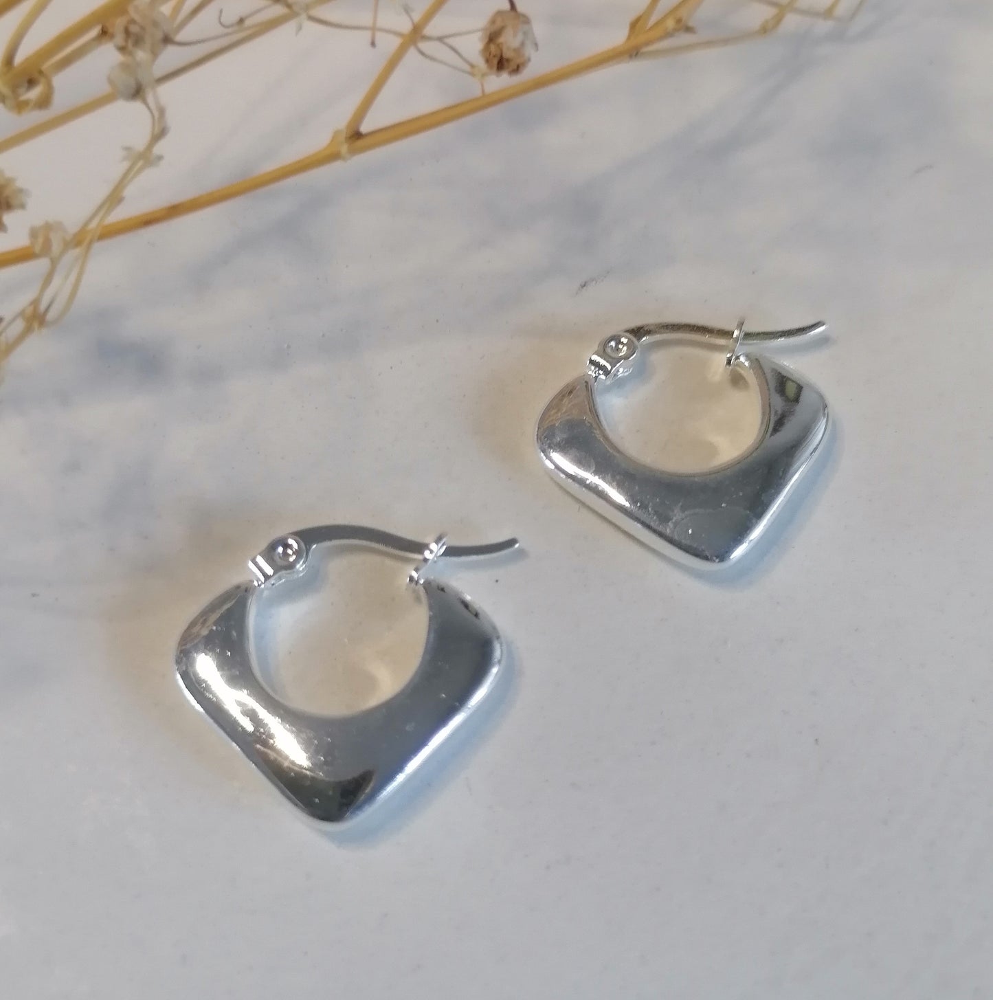 AQ047 | Aros rombo en acero blanco