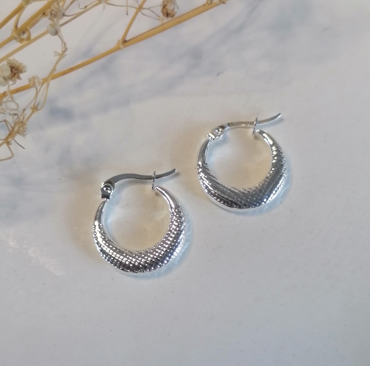 AQ048 | Aros texturados en acero blanco