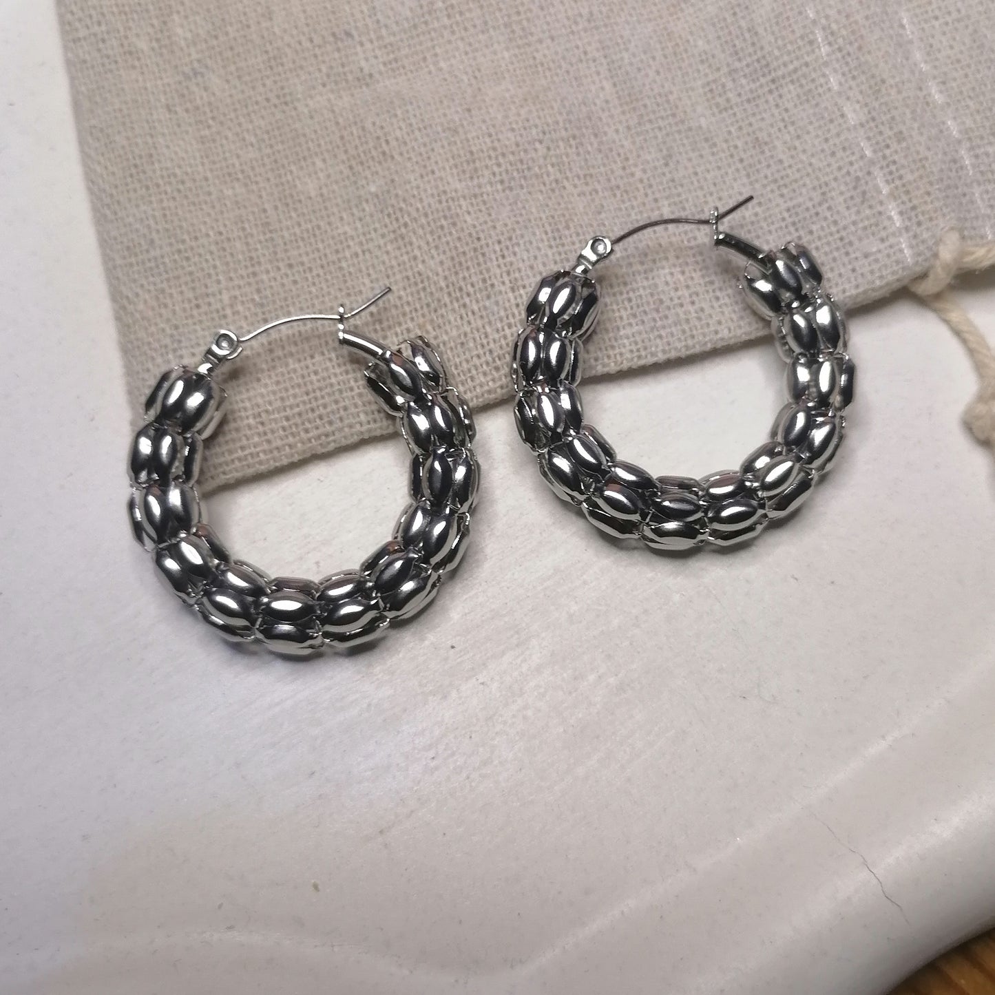 AQ049 | Aros inflados con textura en acero inoxidable