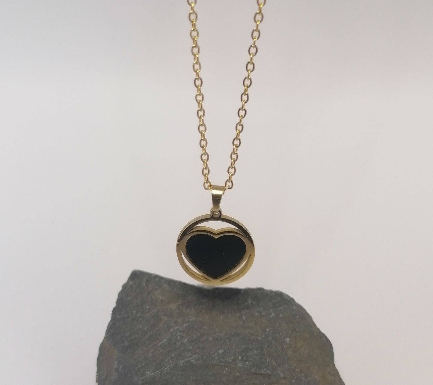 CD001 | Cadena con dije corazón en acero dorado y esmaltado negro