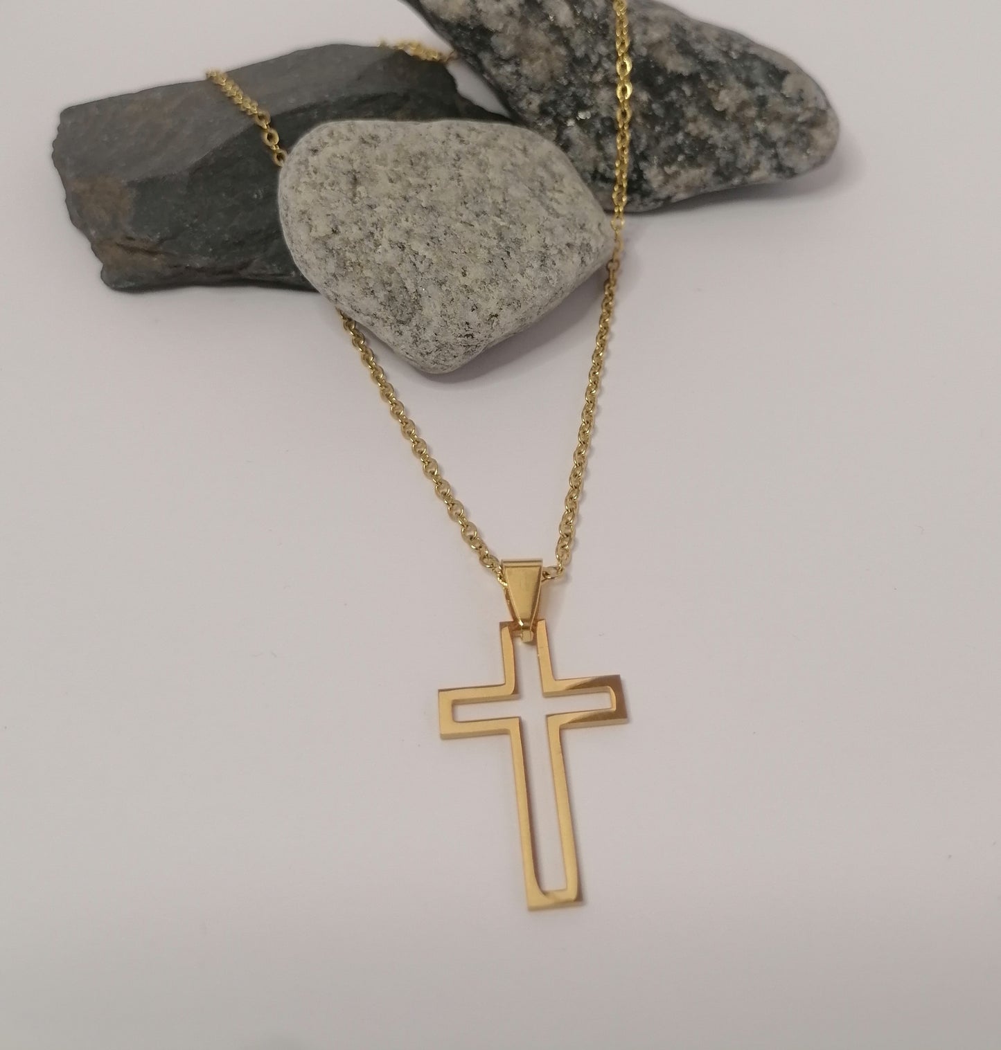 CD004 | Cadena con dije cruz calada en acero dorado