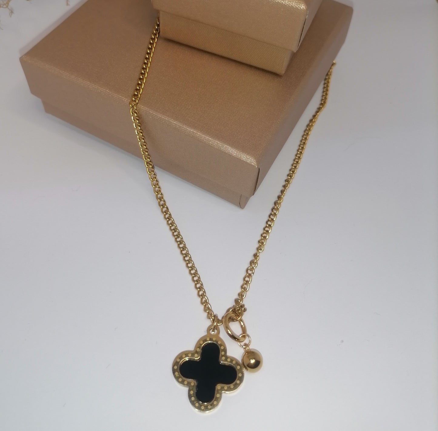 CD005 | Cadena con dije trébol cuatro hojas en acero dorado y esmaltado negro