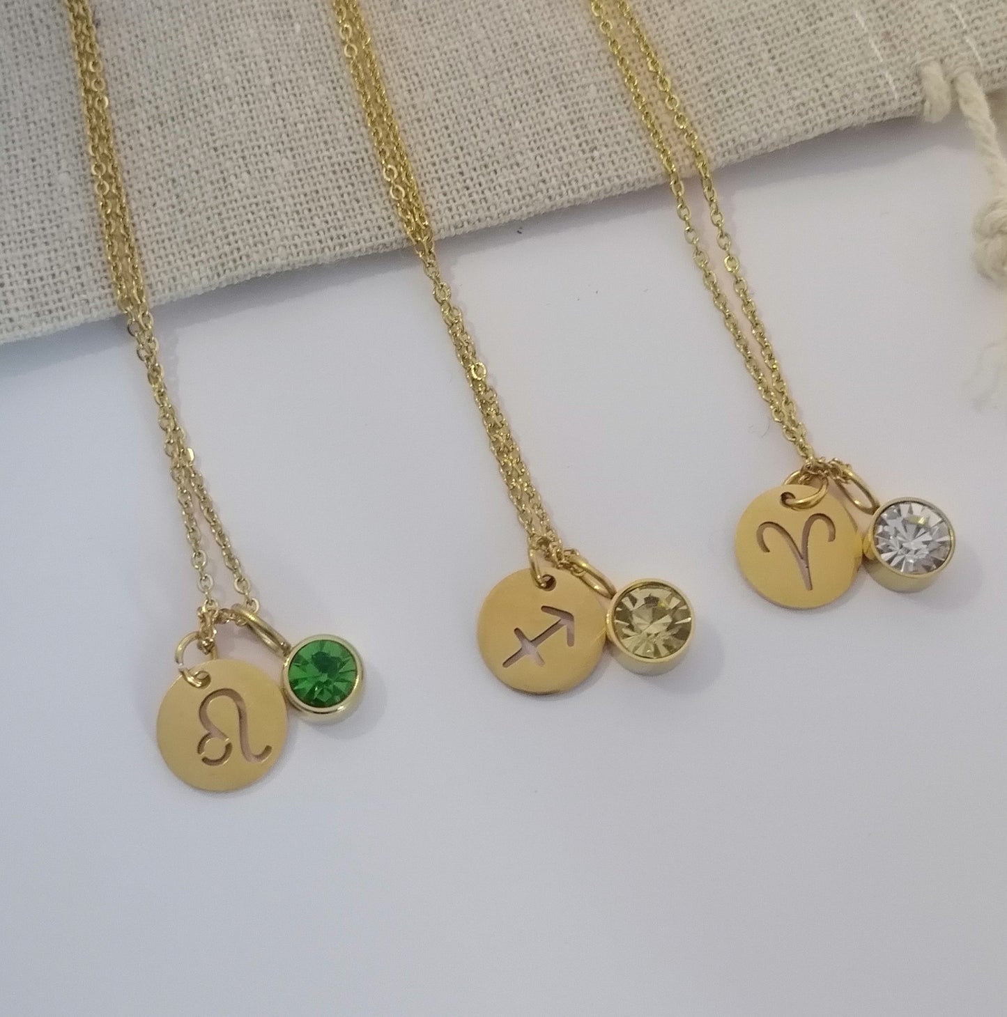 CD007 | Cadena con dije signo zodíaco en acero dorado y piedra de nacimiento
