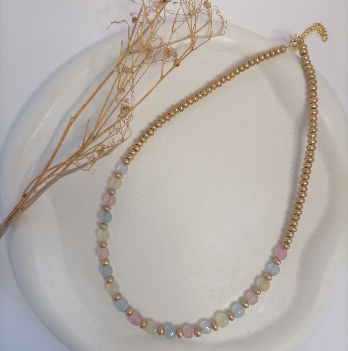CD010 | Gargantilla dorada con ágatas pastel