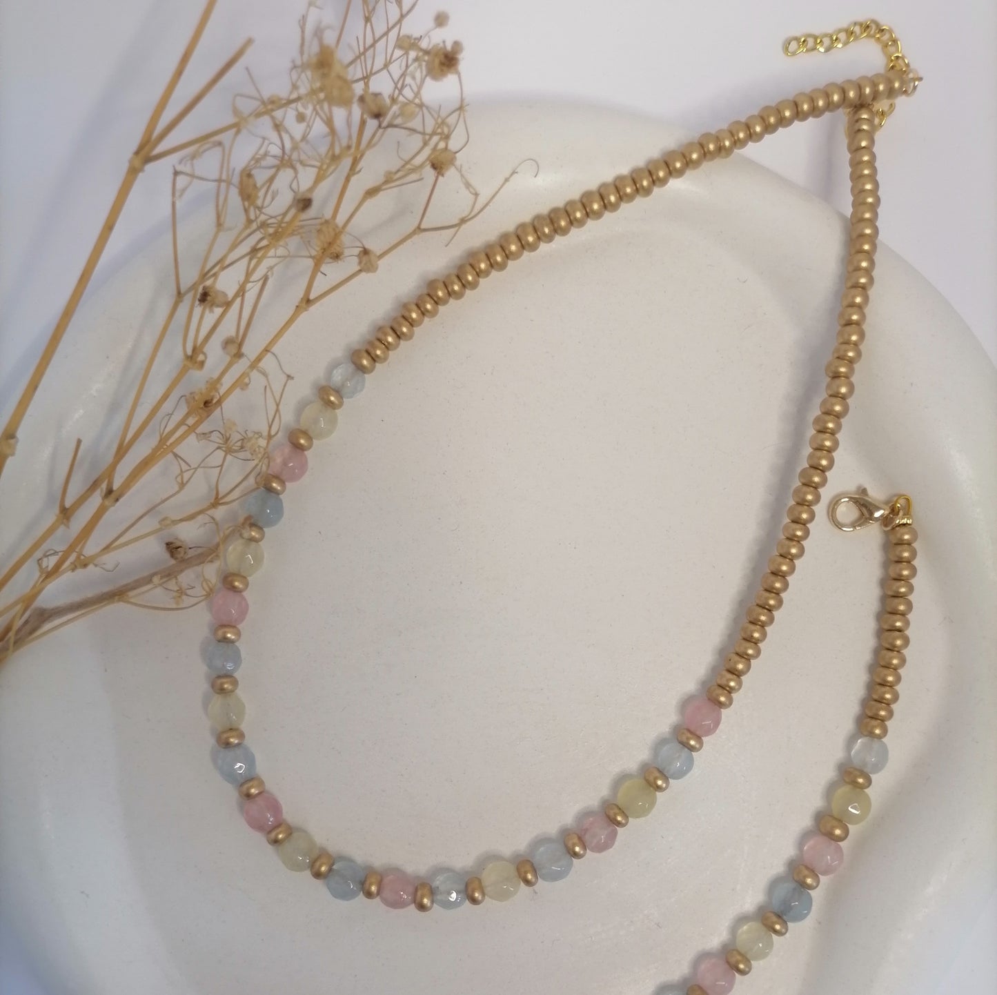 CD010 | Gargantilla dorada con ágatas pastel