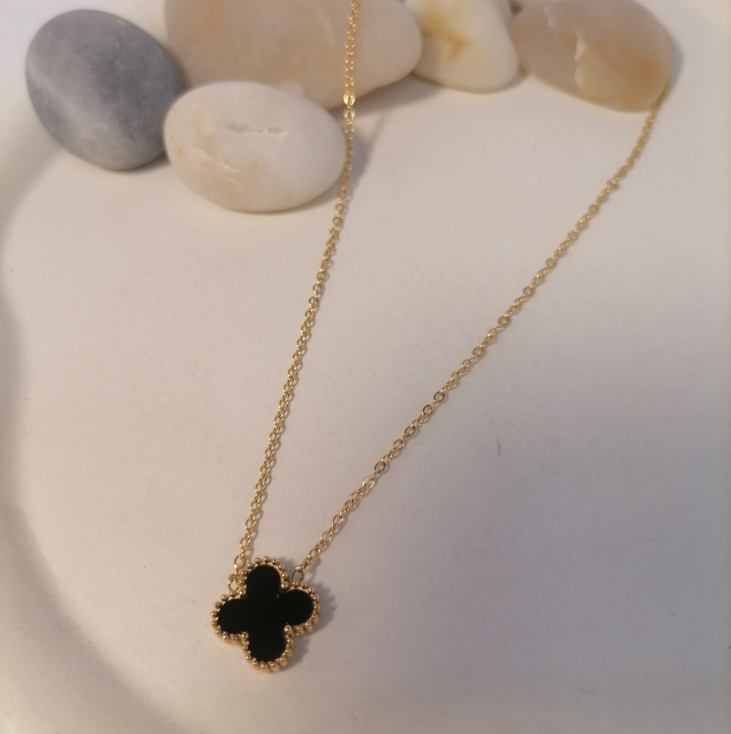 CD013 | Cadena con dije trébol de cuatro hojas en acero dorado y esmaltado negro