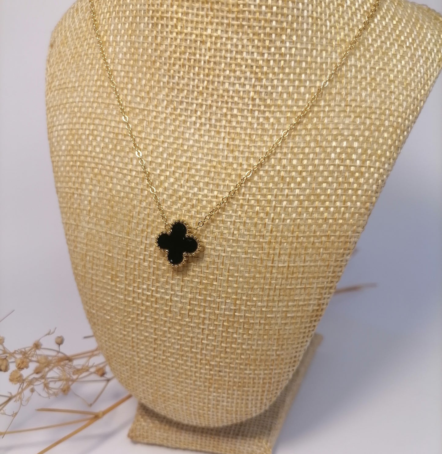 CD013 | Cadena con dije trébol de cuatro hojas en acero dorado y esmaltado negro