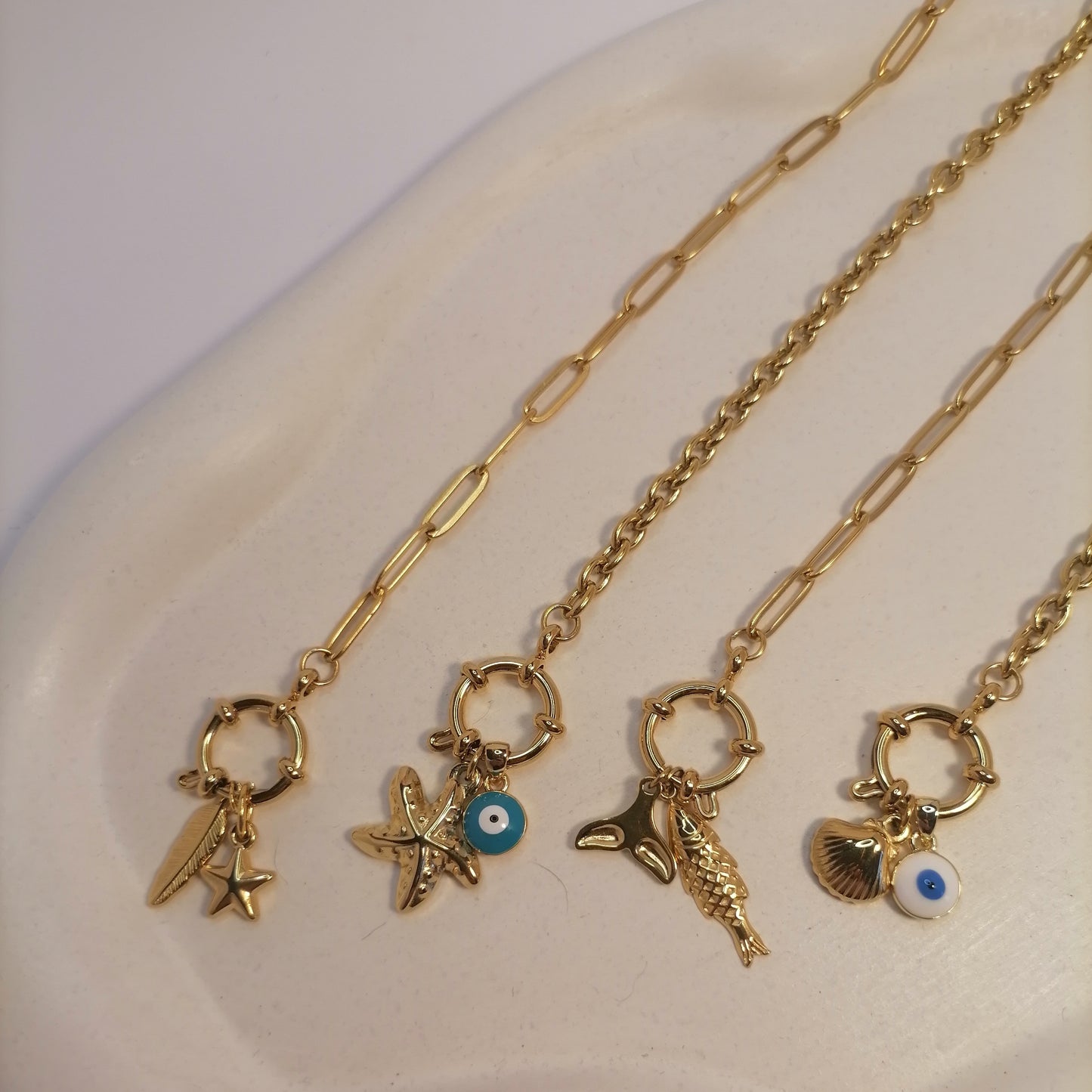 CD019 | Cadena en acero dorado con cierre marinero con dos dijes