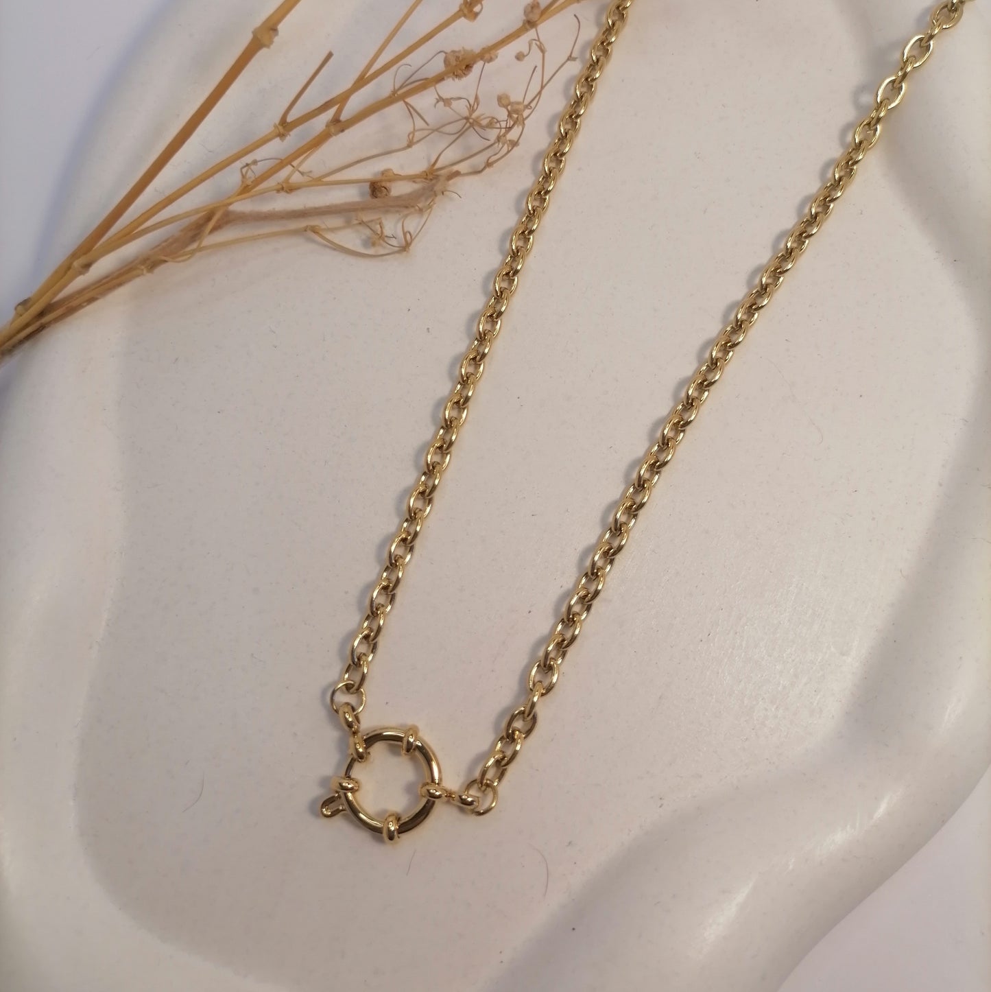 CD019 | Cadena en acero dorado con cierre marinero con dos dijes