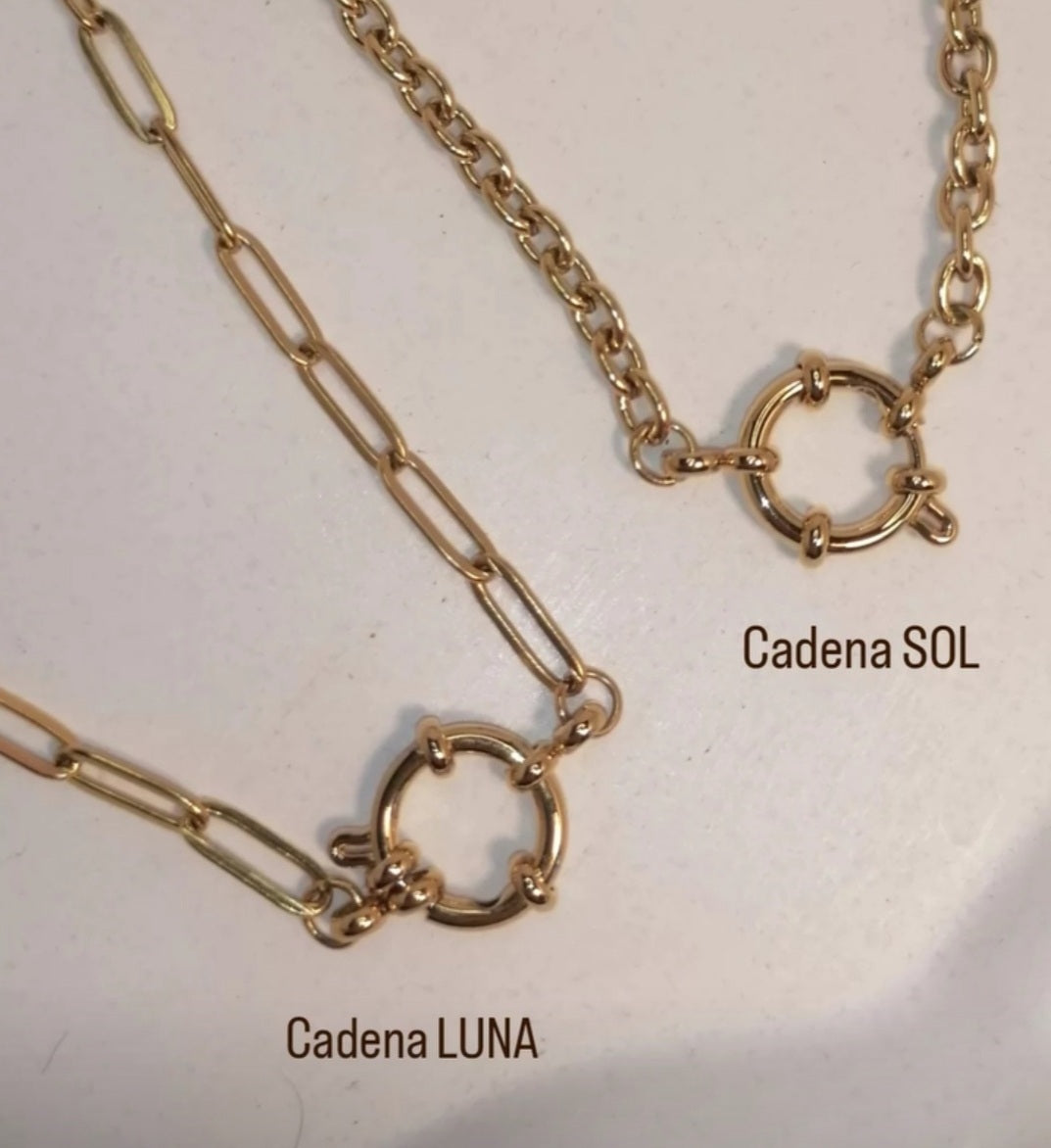 CD019 | Cadena en acero dorado con cierre marinero con dos dijes