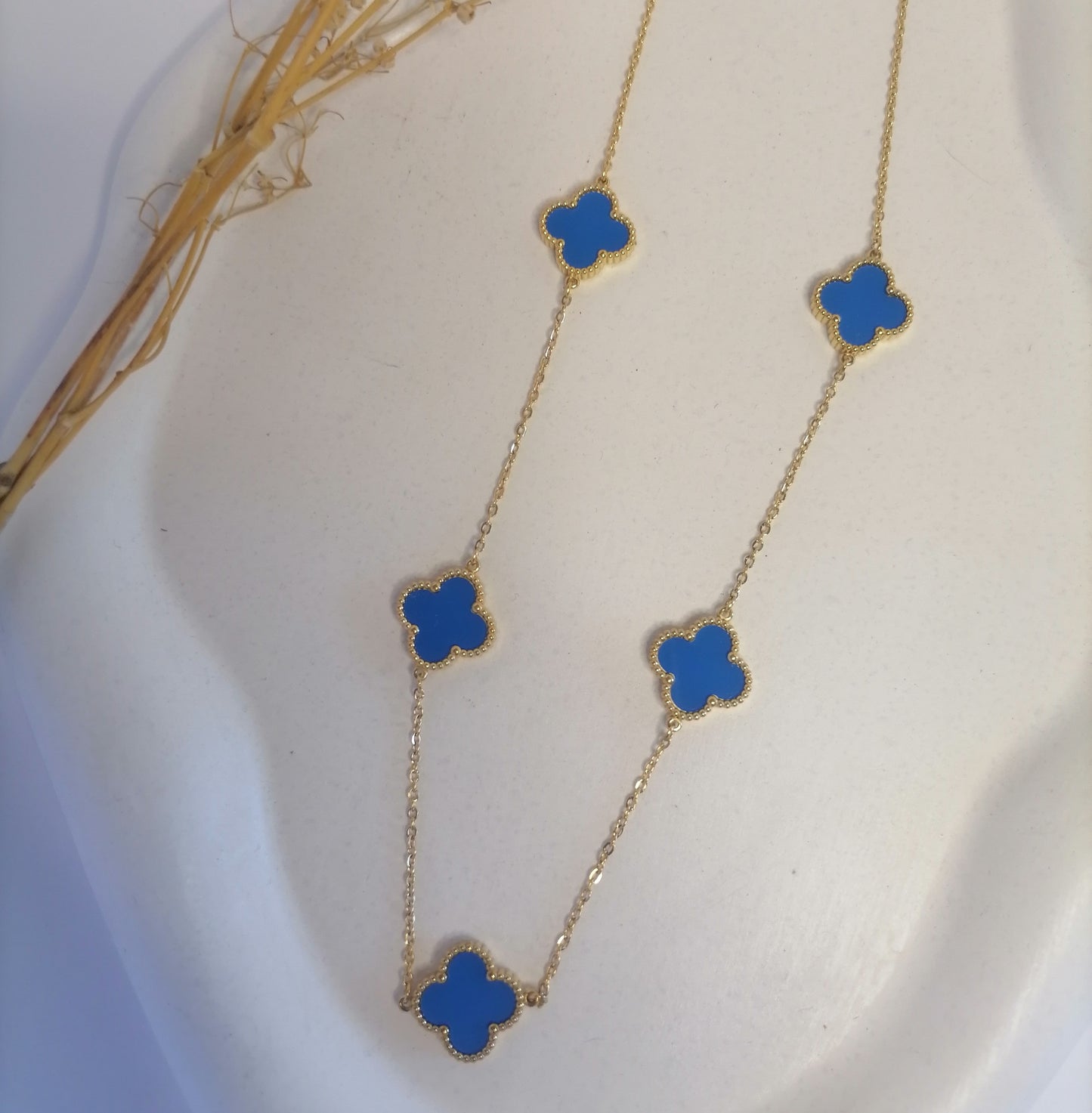 CD021 | Cadena con dijes tréboles de cuatro hojas en acero dorado y esmaltado celeste