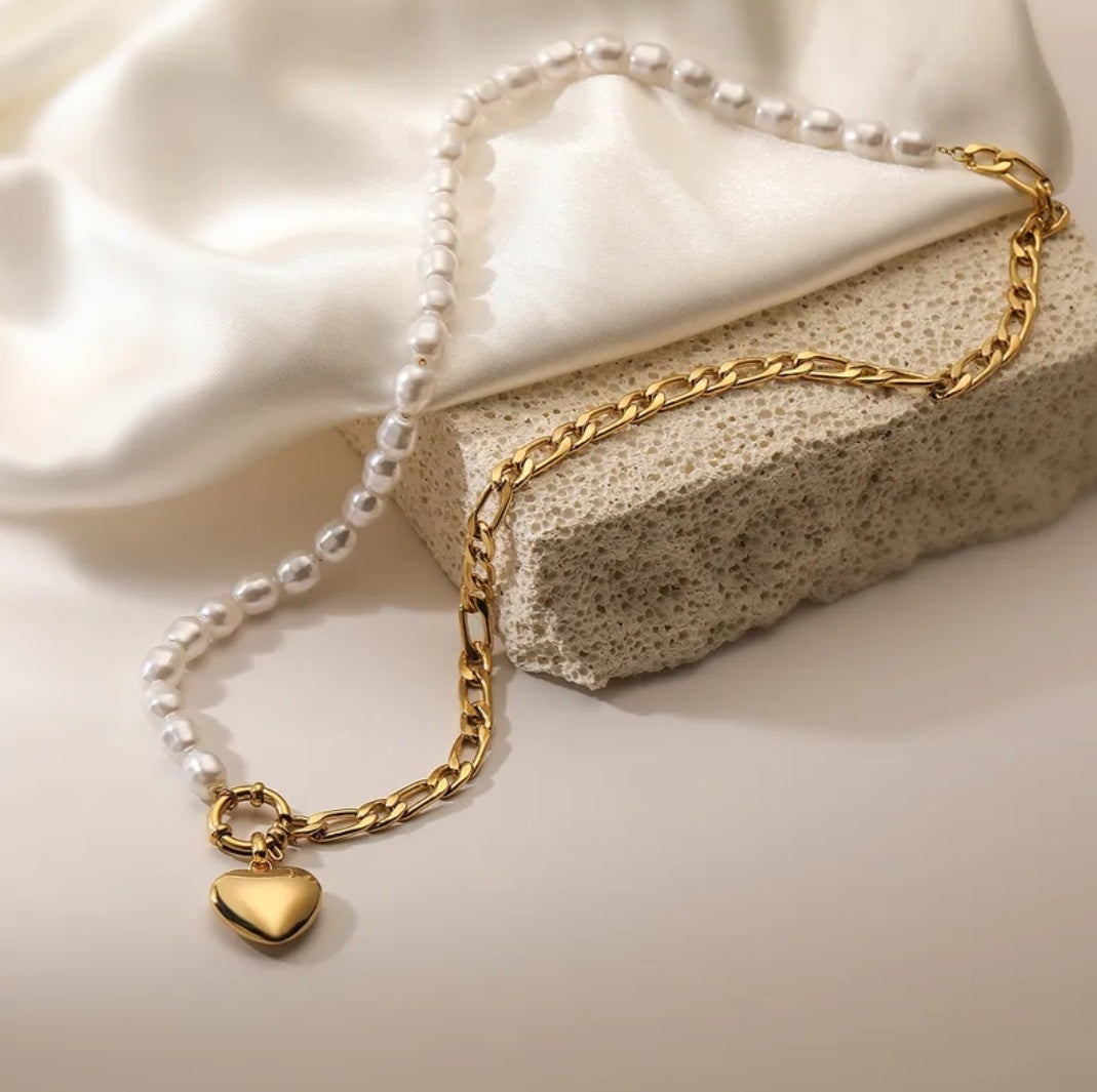 CD028 | Collar en acero dorado y perlas con dije corazón