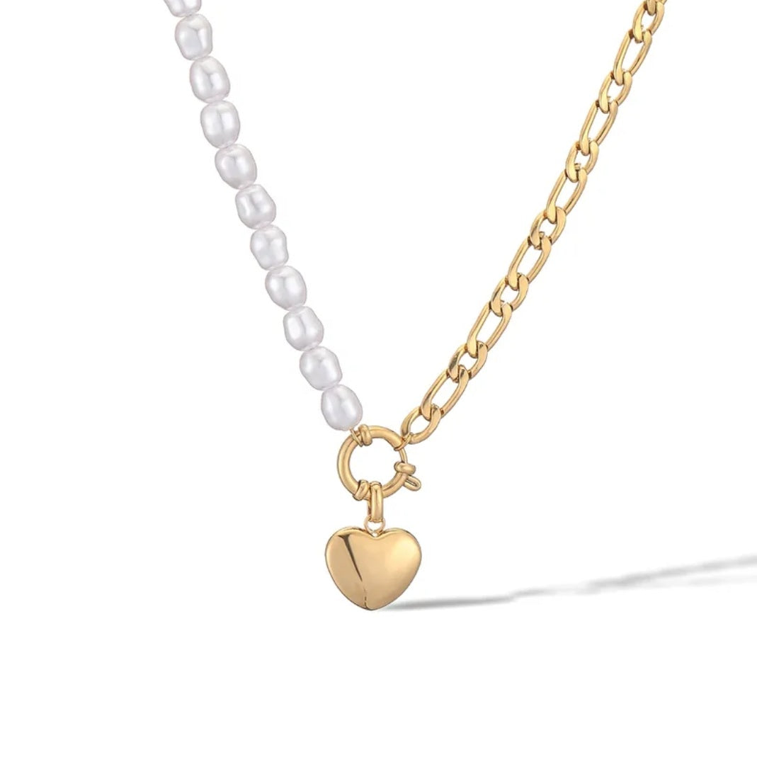 CD028 | Collar en acero dorado y perlas con dije corazón