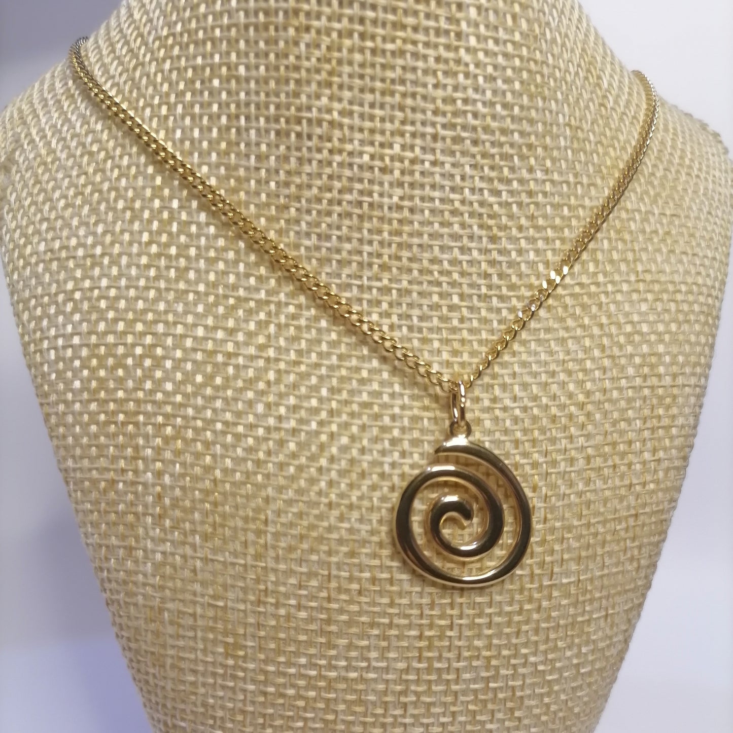 CD030 | Cadena con dije espiral en acero dorado