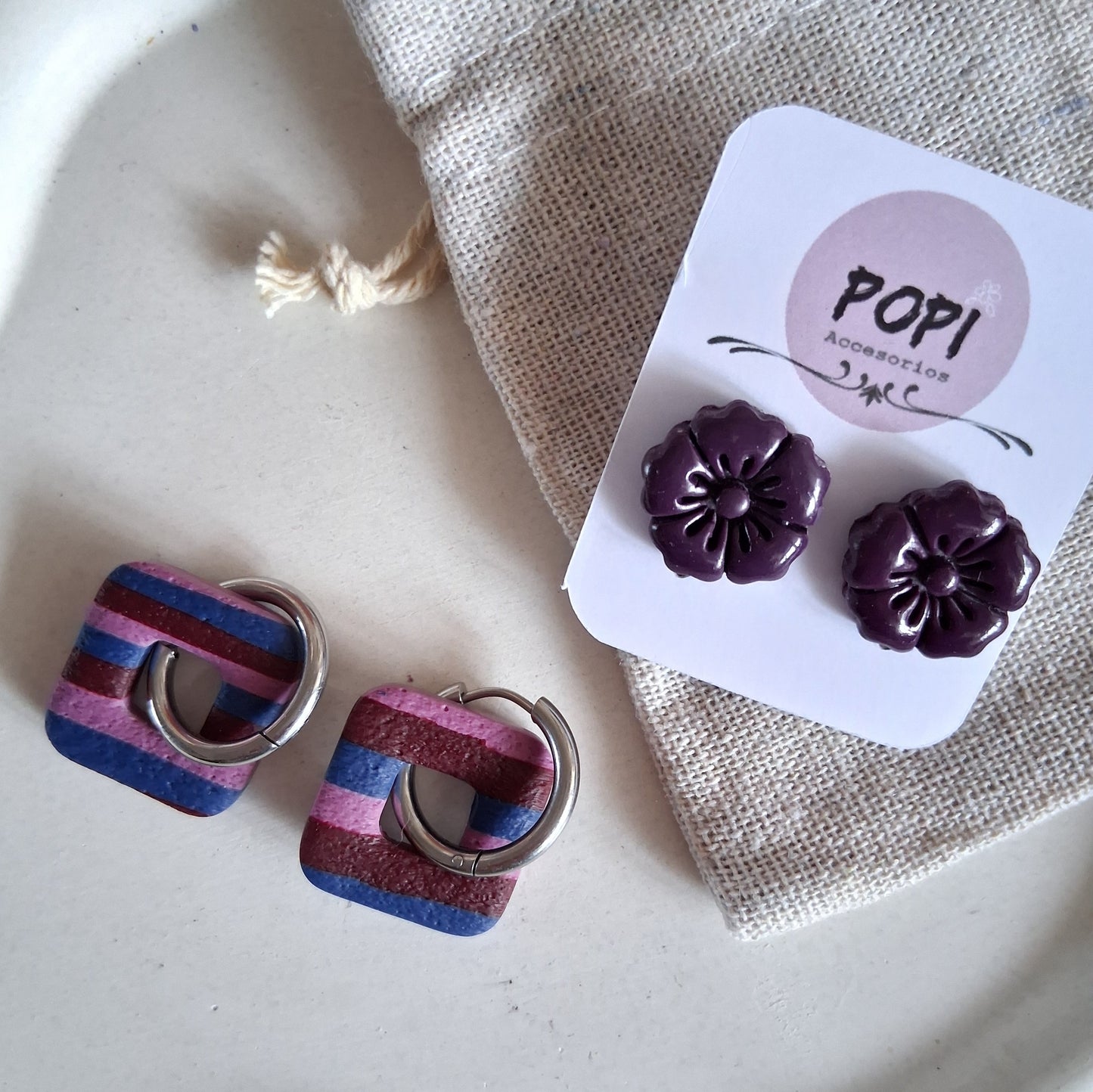 CL024 | Pack aros y caravanas Pachi - Rayas azul, rojo vino y malva / Flor violeta brillante