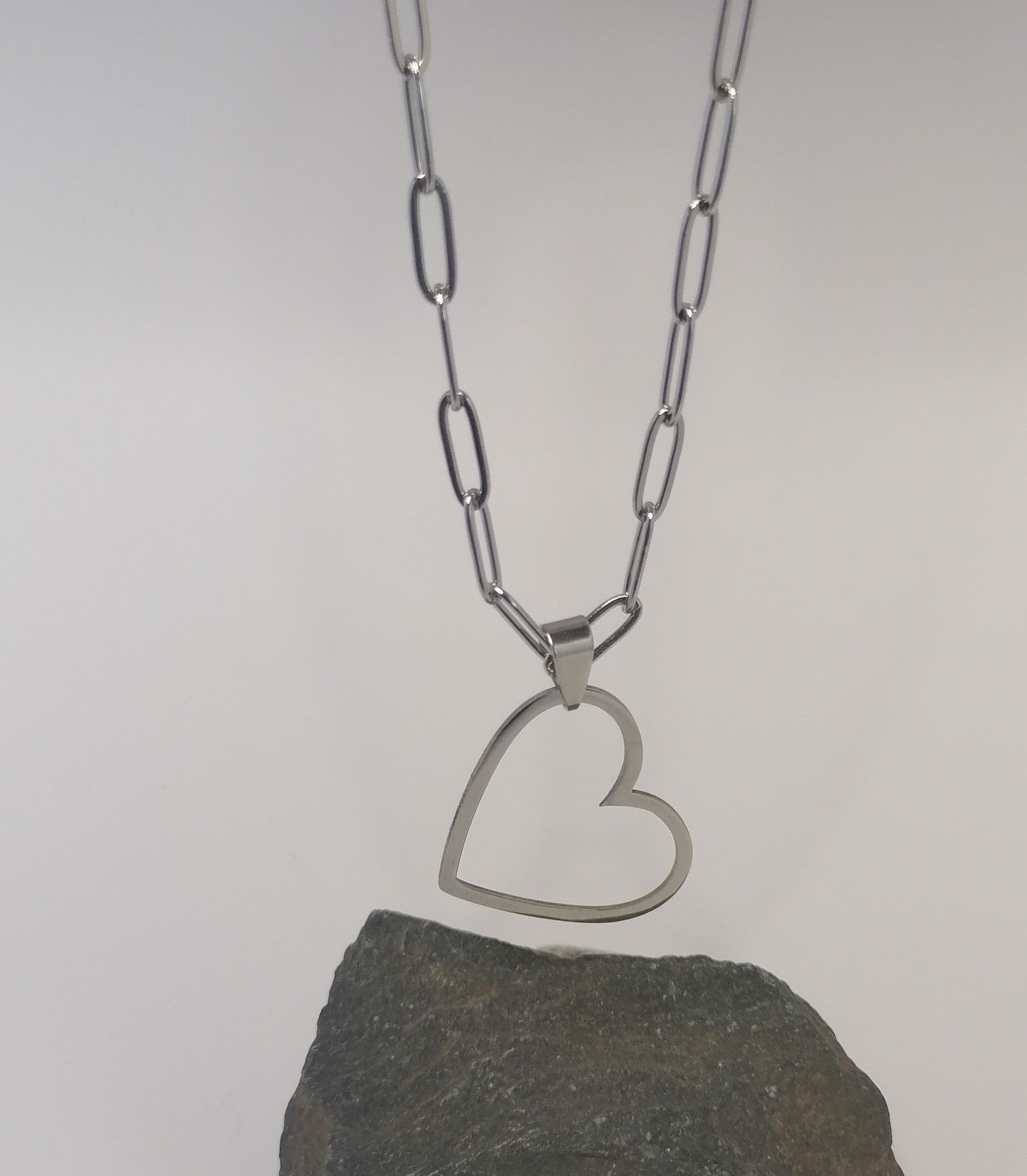 CQ004 | Cadena con dije contorno corazón en acero inoxidable