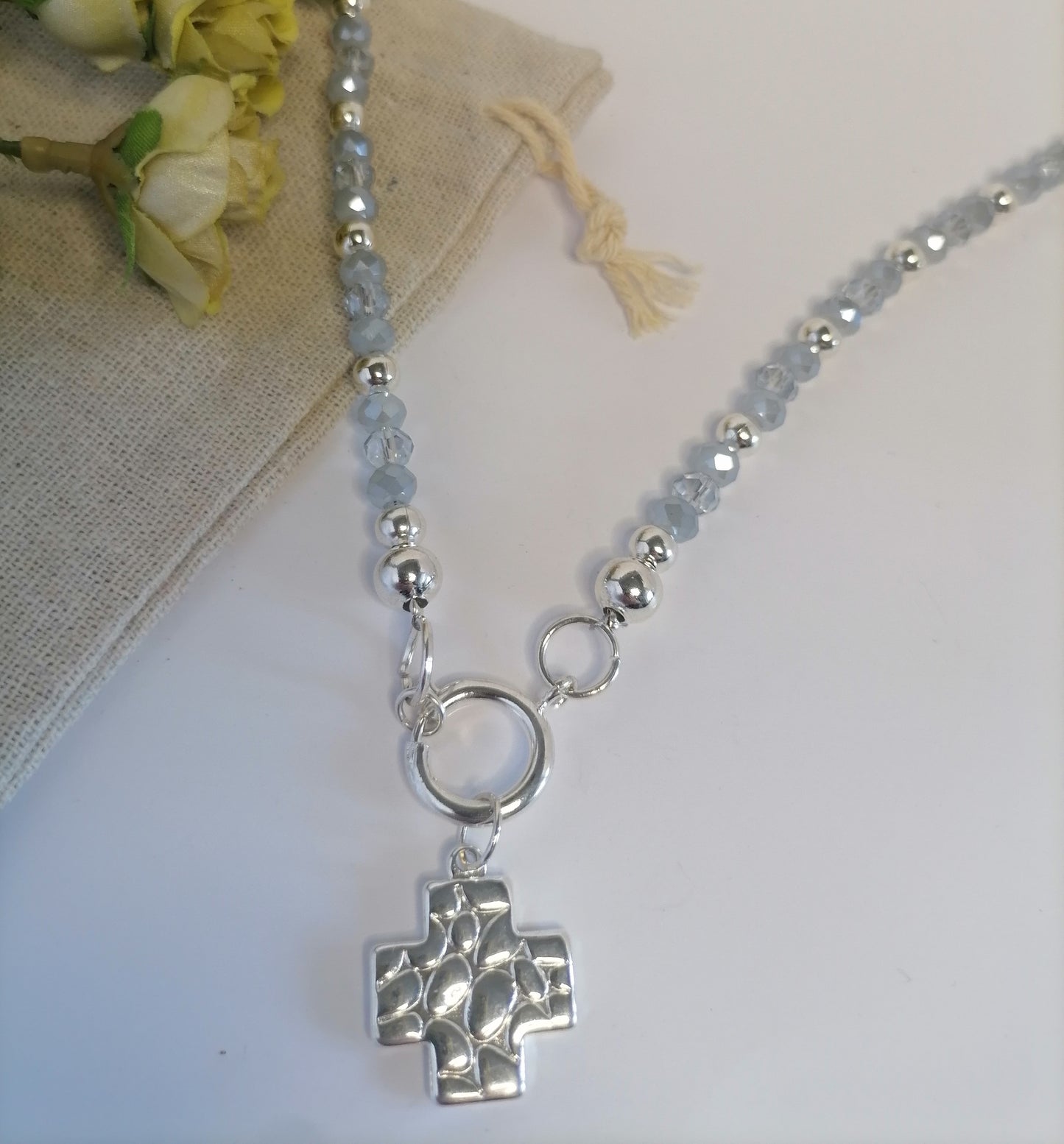 CQ022 | Collar de cuentas gris brillante con cierre marinero y dije cruz en acero blanco