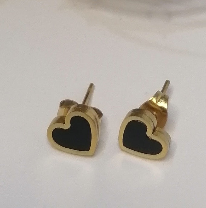 ED003 | Caravanas en acero dorado y esmaltado negro corazones