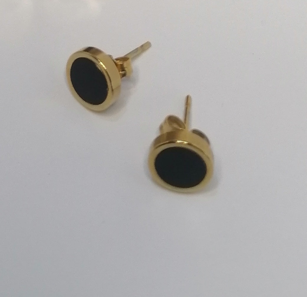 ED004 | Caravanas en acero dorado con esmaltado negro círculos