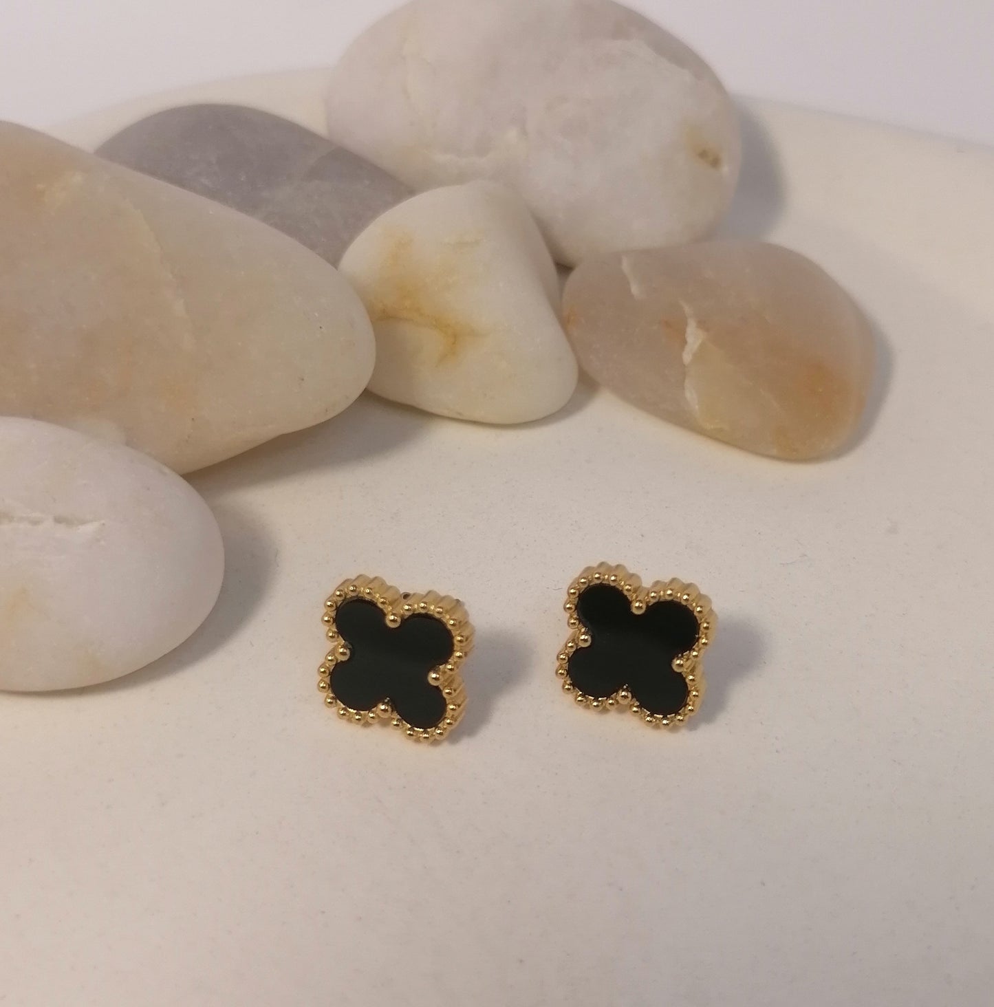 ED010 | Caravanas trébol de cuatro hojas en acero dorado y esmaltado negro