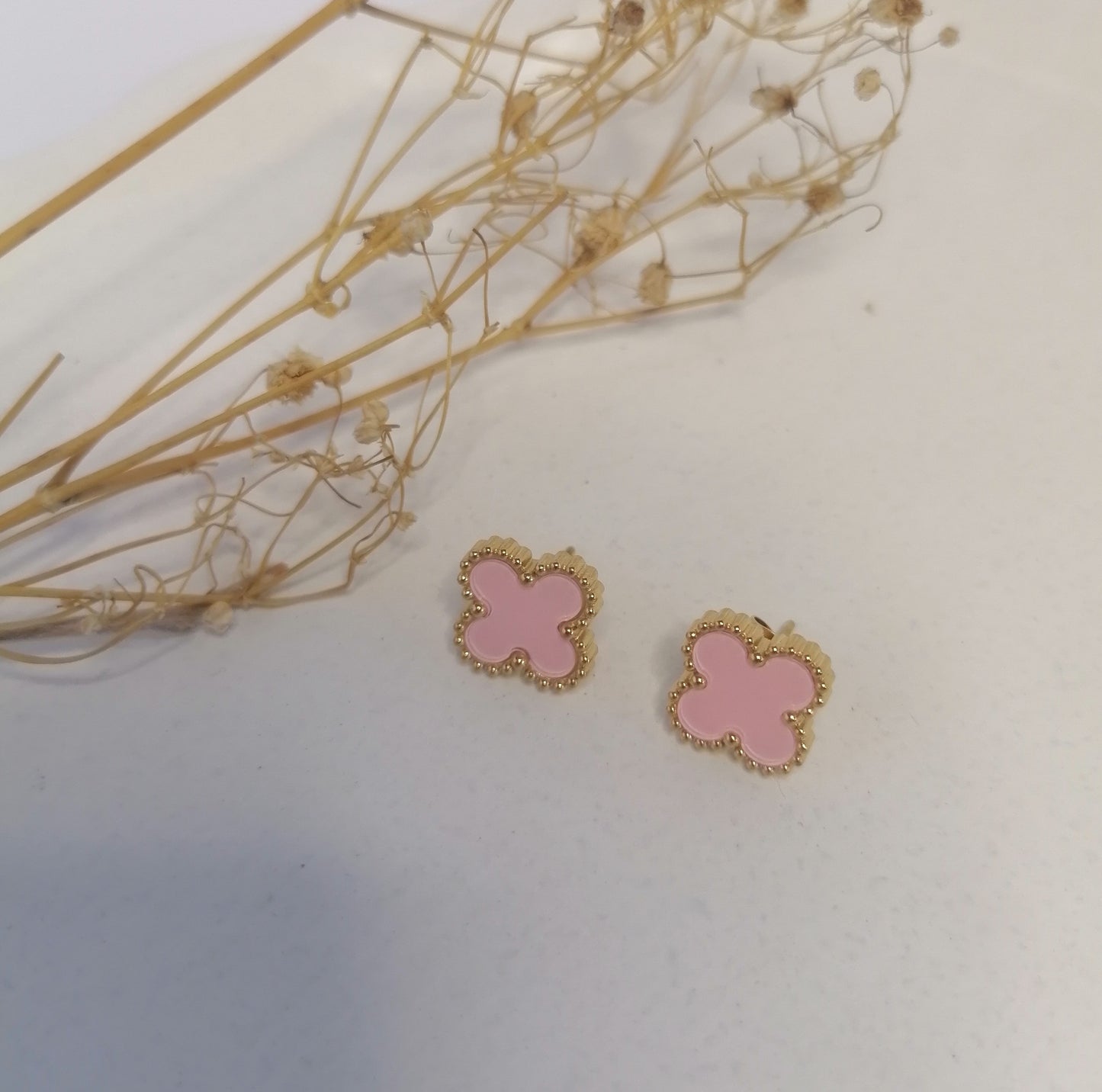 ED015 | Caravanas trébol de cuatro hojas en acero dorado y esmaltado rosado