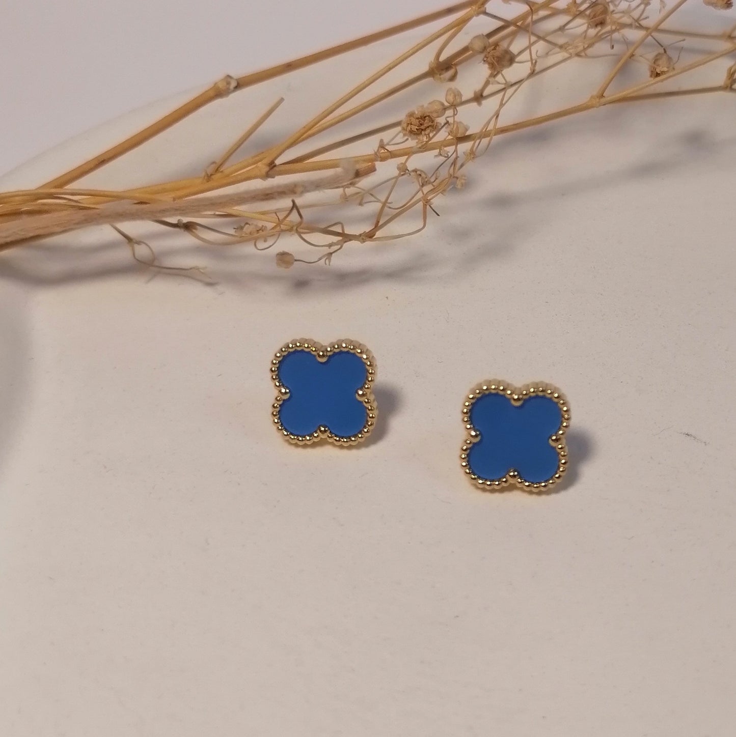 ED016 | Caravanas trébol de cuatro hojas en acero dorado y esmaltado celeste