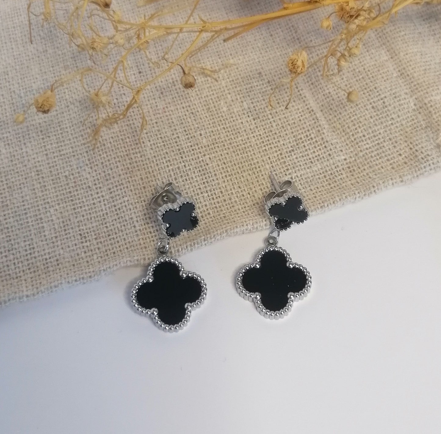 EQ009 | Caravanas en acero titanio y esmaltado negro trébol cuatro hojas
