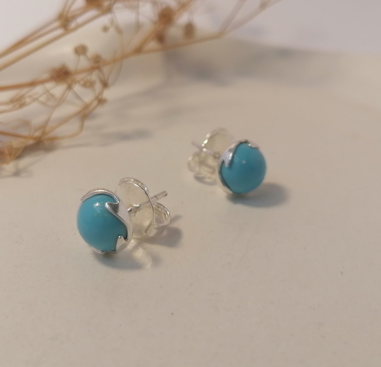 EQ012 | Caravanas enchapadas en plata con piedras naturales
