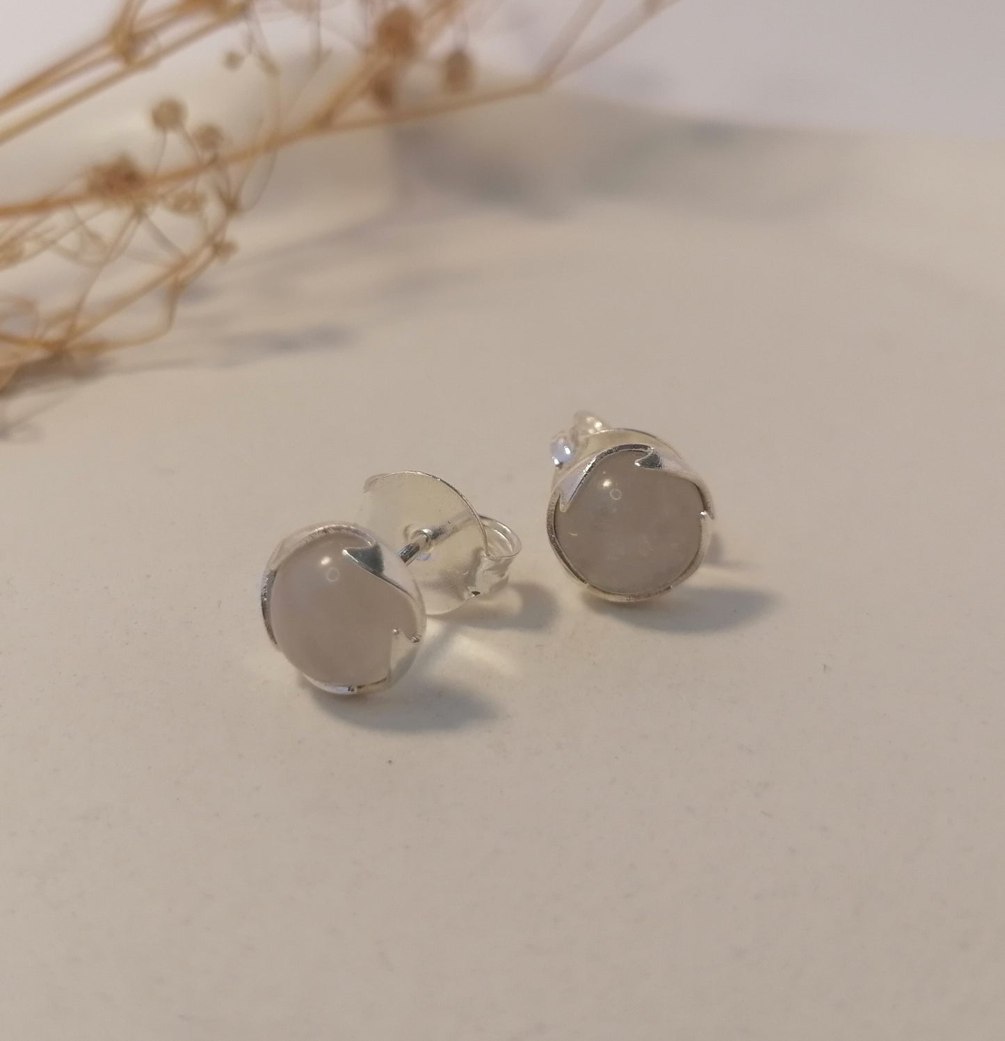 EQ012 | Caravanas enchapadas en plata con piedras naturales