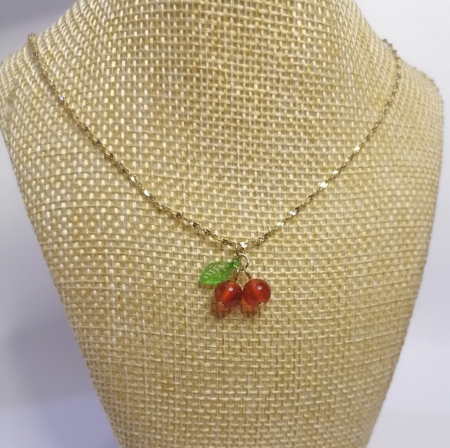 JD001 | Conjunto de collar y caravanas en acero dorado y cerezas en resina