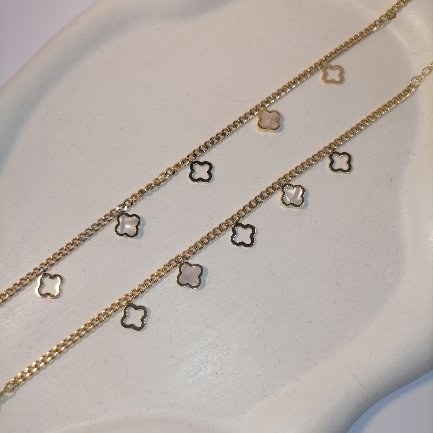 JD004 | Conjunto de collar y pulsera en acero dorado tréboles calados y nácar